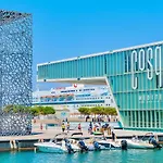 Building La Canebiere ,Vieux Port