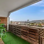 Room In Appartment With Seaview