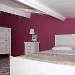 Petite Maison D\'Hote Et Son Patio Au Pied De Notre-Dame