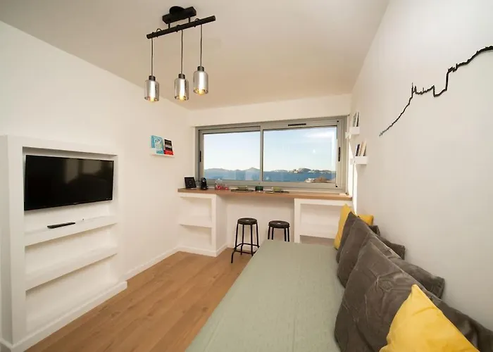 Apartment With Sea View 50M From The Beach
