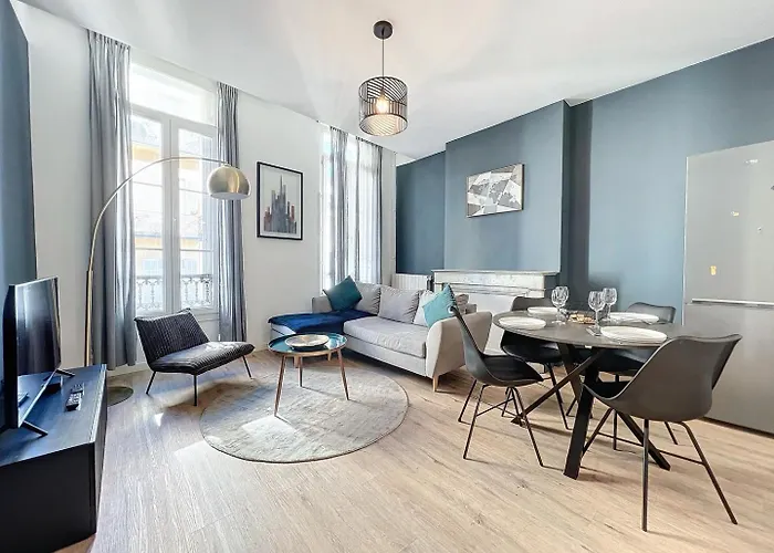 Grand Appartement Central - Trois Chambres - Les Freres De La Loc\'