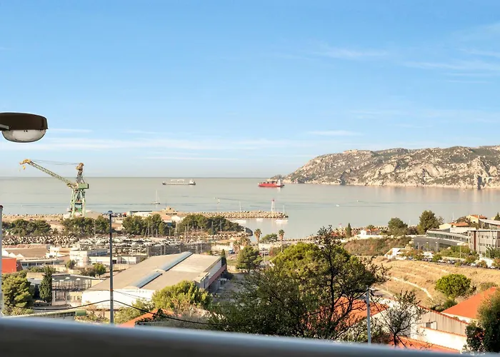 Room In Appartment With Seaview