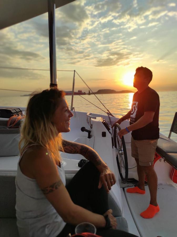 Nuit A Bord D'un Catamaran Botel Marseilles