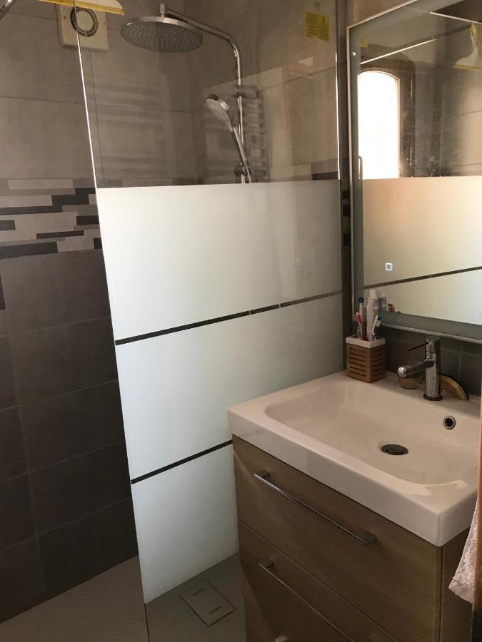 Climatisee Avec Sdb Privee Dans Avec Piscine Ouverte D'avril A Mi Octobre Marseilles