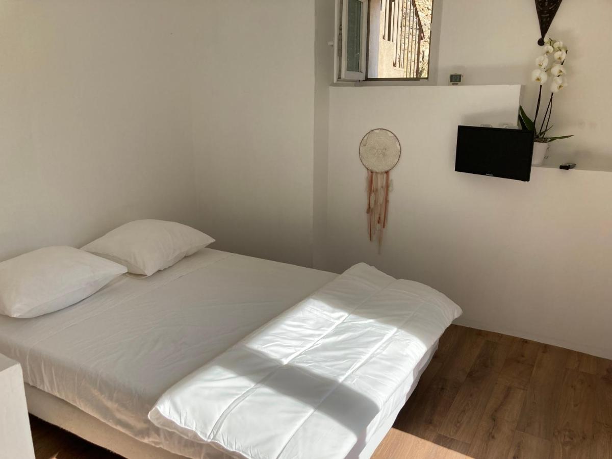 Maison Ensoleillee Au Milieu Des Pins Entre Et Cassis Marseilles