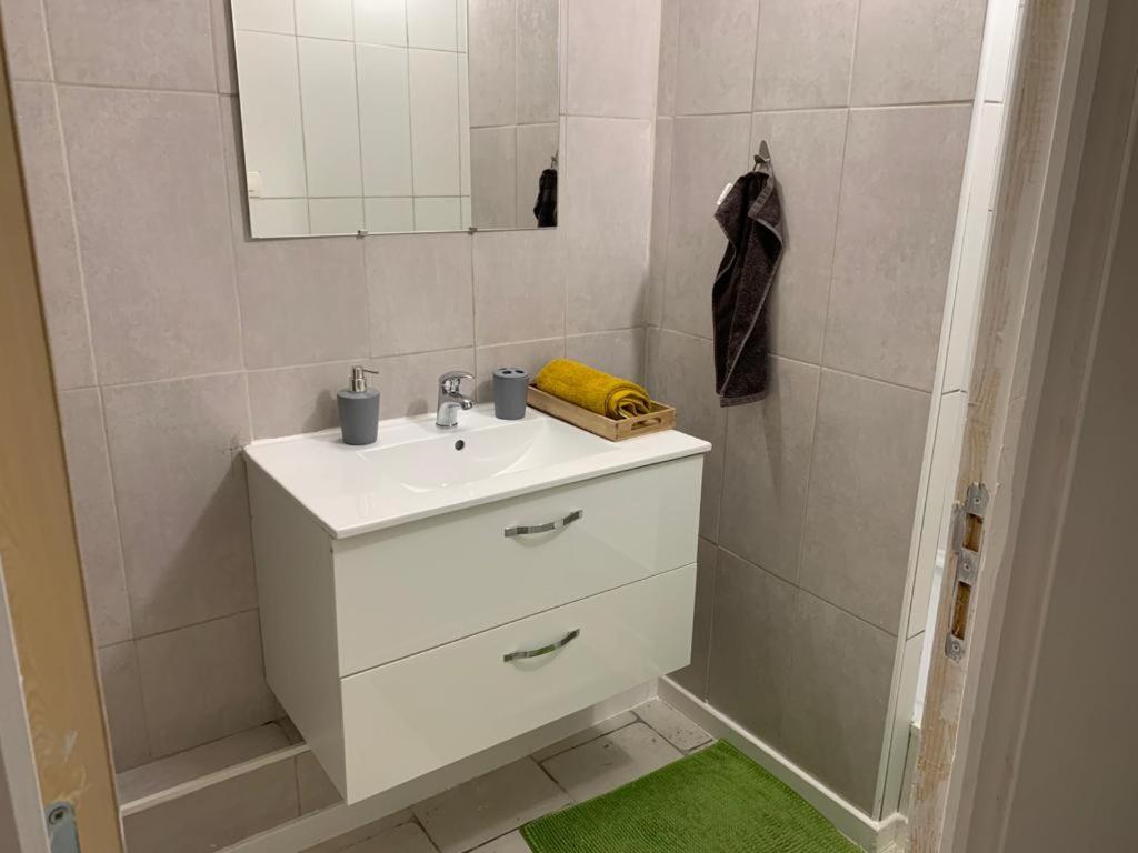 Apartment Proche Velodrome F4 Dans Villa Avec Parking Et Piscine Partagee *