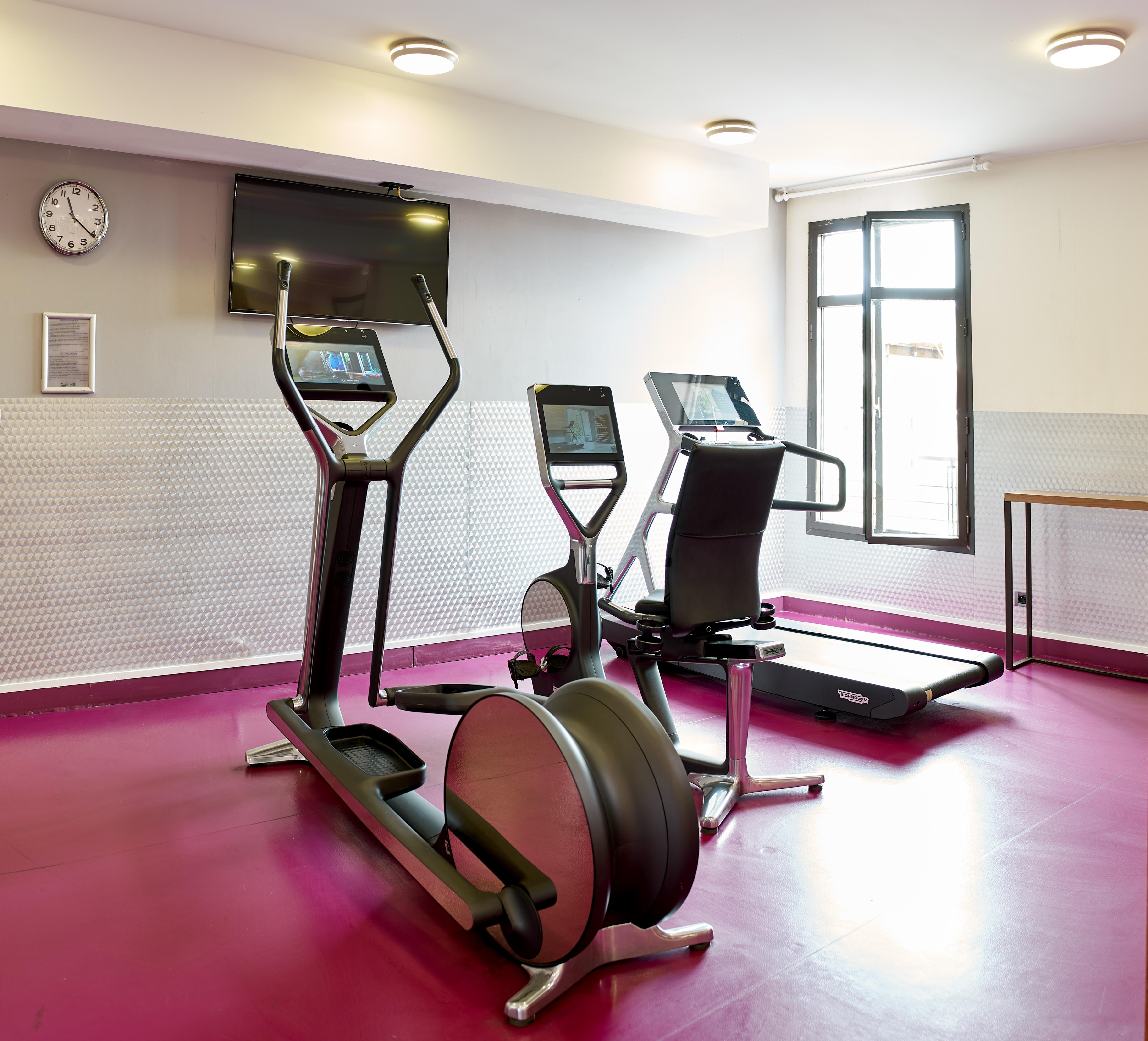 Khách sạn Radisson Blu Vieux Port 4*