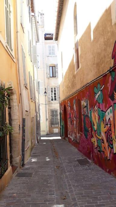 Plein Coeur Du Quartier Du Panier . Chaleureux T2. Appartement *
