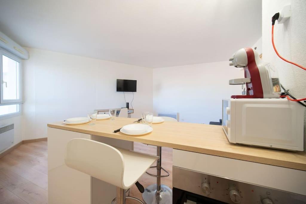 Fully Equipped 2 To 4 People St Charles Apartment *