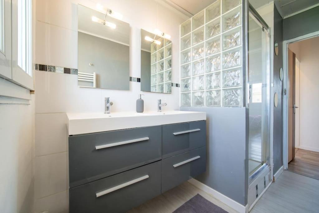 Air-conditioned Sleeps 4 To 6 Parking Apartment