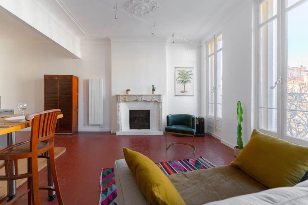 Superbe Appart, Central, Petit Balcon & Vue Place Apartment