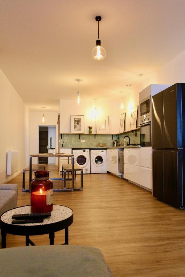 Chic And Nenwly Renovated - Location Apartment *