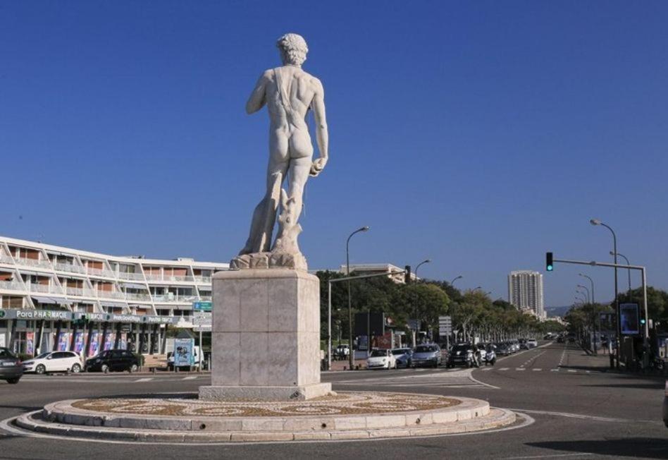 A 2 Pas De La Marseilles