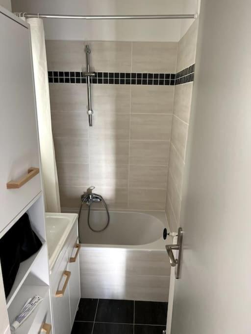 Apartment 2 Climatise Metro A 500m Parking Balcon