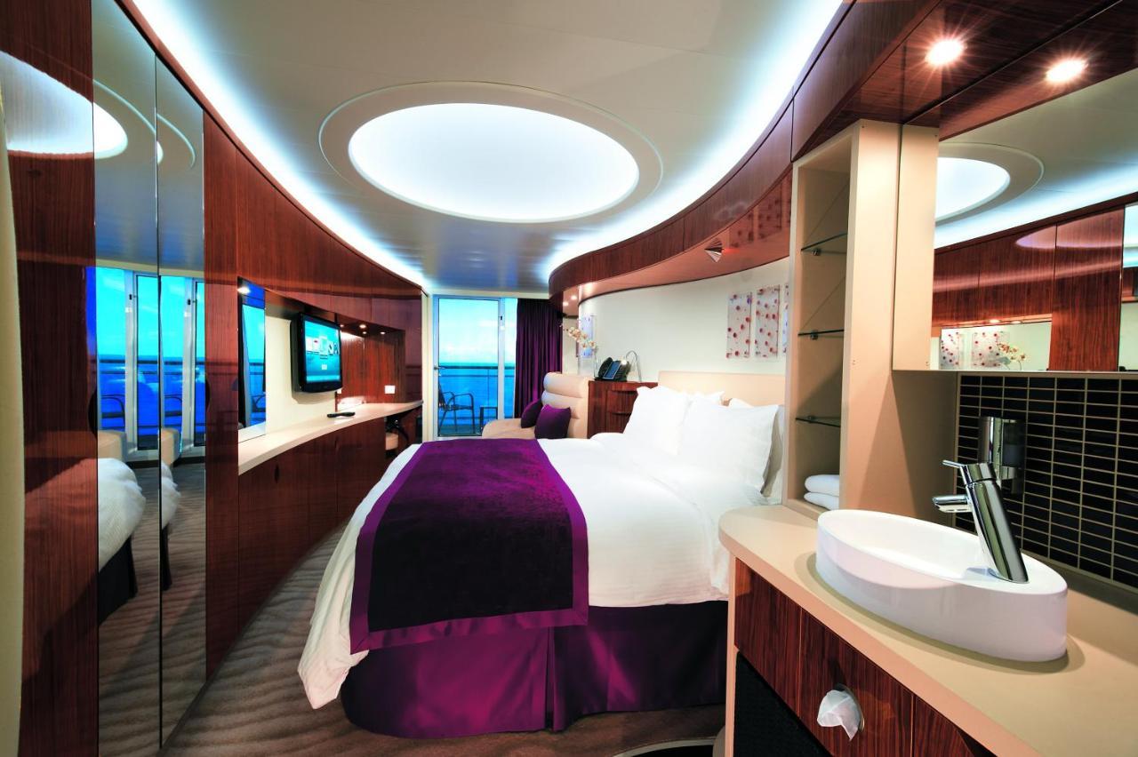 Botel Epic Rugby Boat - At Dock 4*