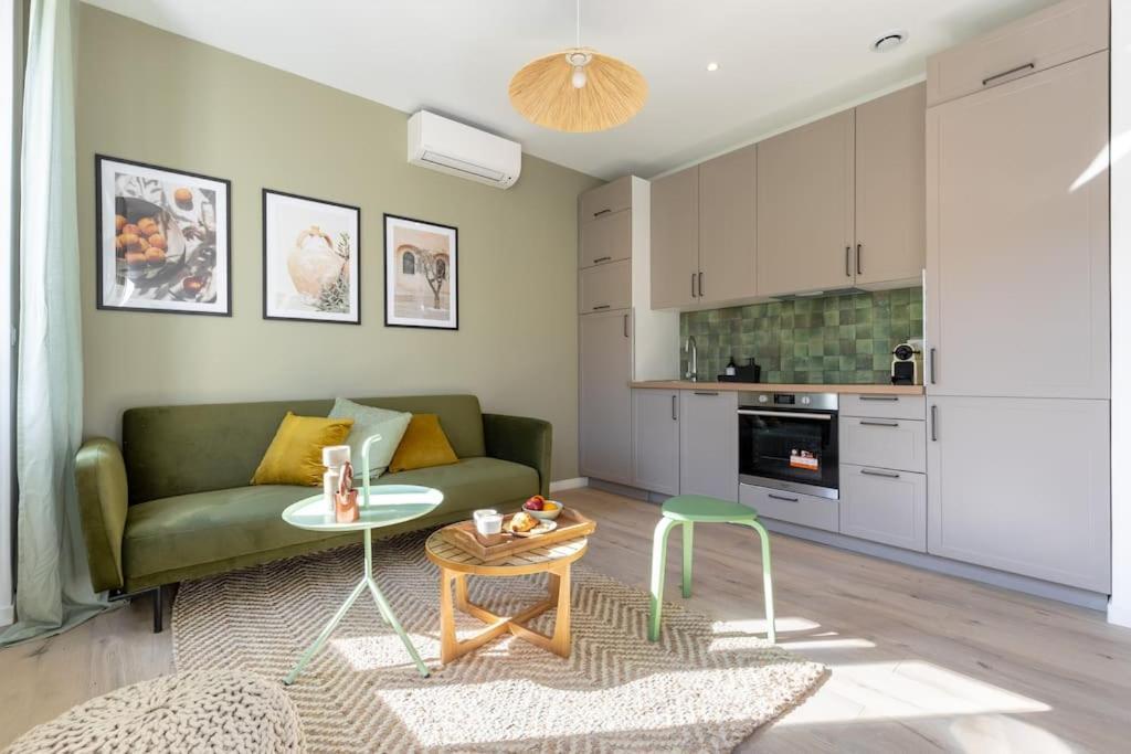 Sunny And Cosy Flat In The Heart Of Apartment