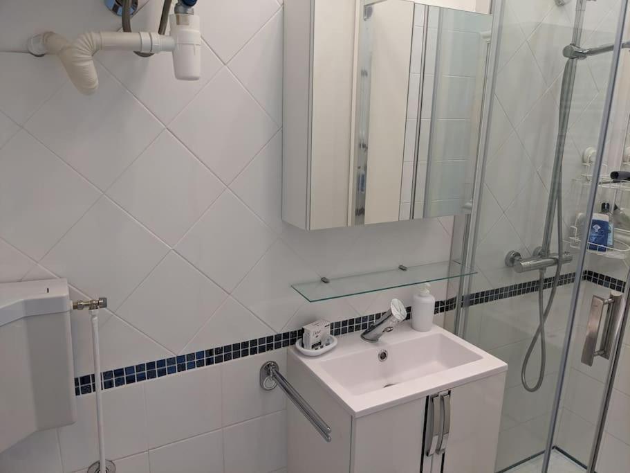 Joli T2 Meuble De 20 M² Situee A 2 Minutes A Pied Du Metro Apartamento