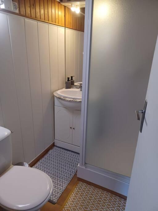 Paisible Appart Sur Cour, Parking, Perier Apartamento