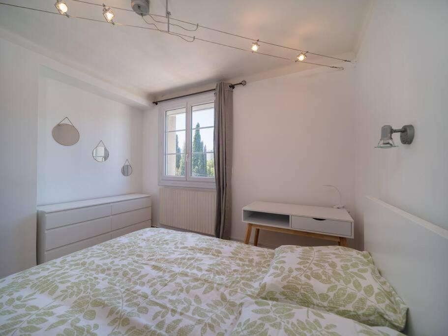 Apartment Tout Equipe Traversant 6 A 8 Couchages Marseille