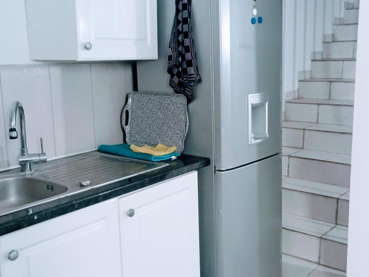 Villa 3 Appartements Entiers Avec Piscine Et Jaccuzi Et Parking * Marseilles