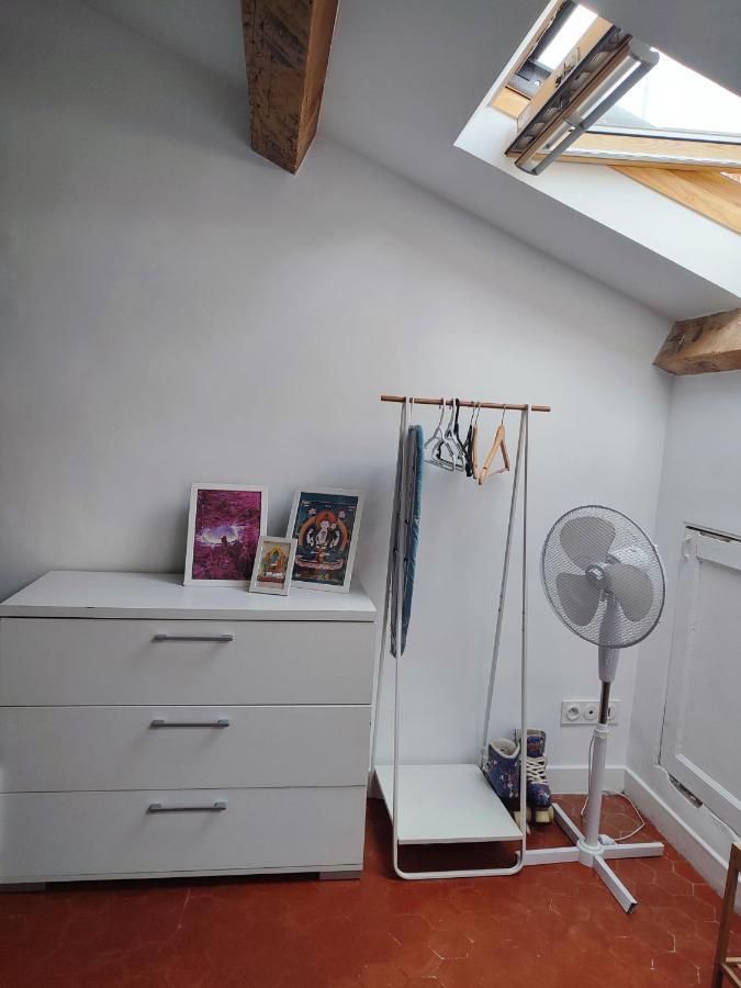 Sunny, Spacious And In Location! Apartment