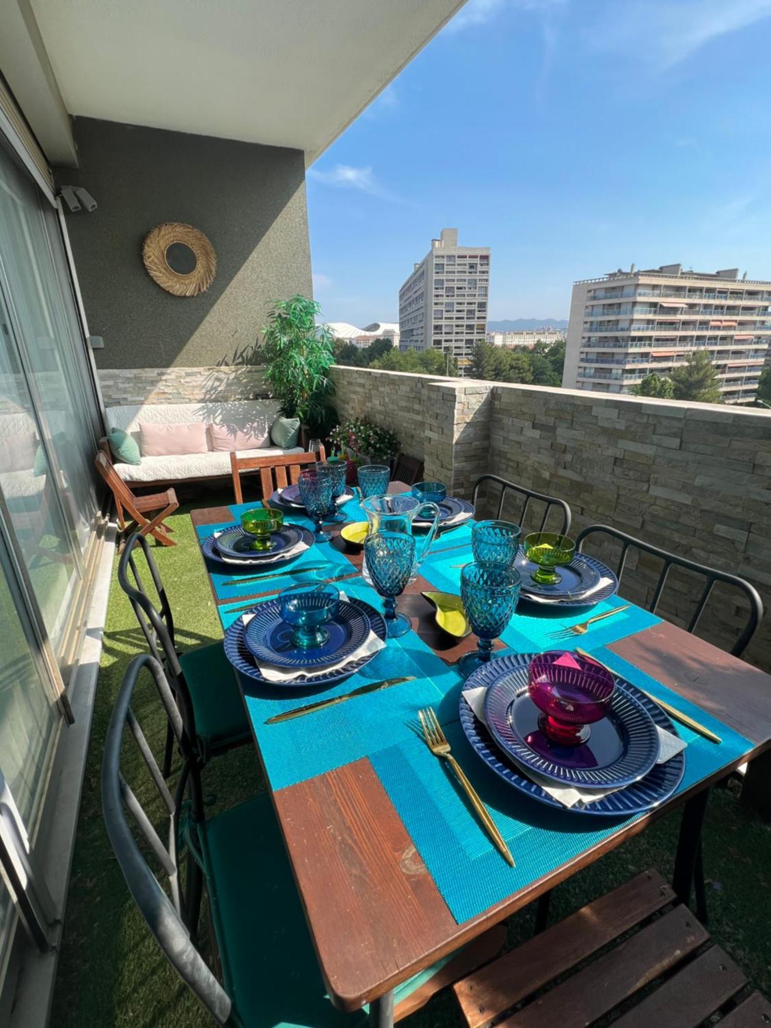 Mountain View Penthouse: Beachside Luxury With Parking Marseille