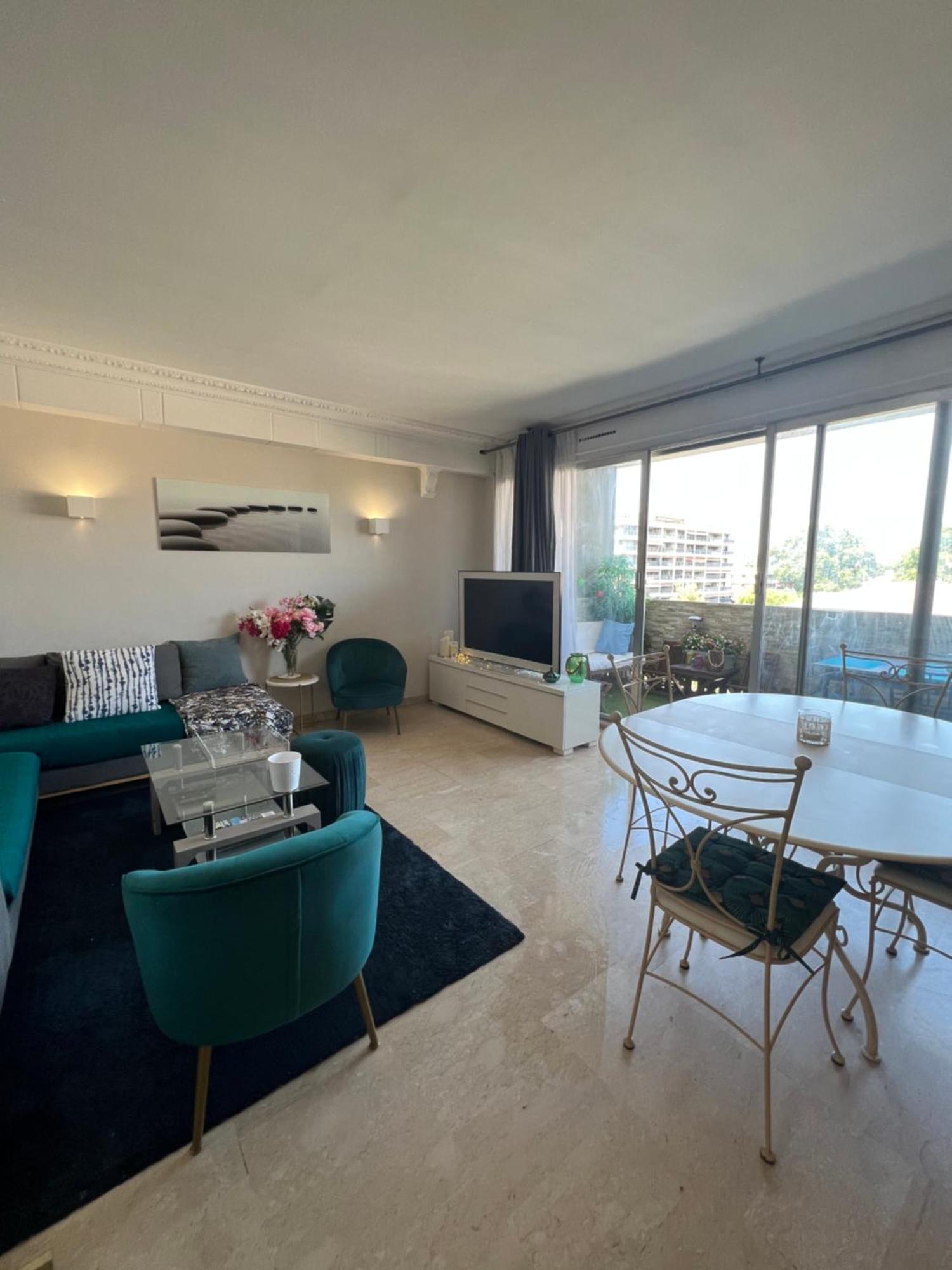 Mountain View Penthouse: Beachside Luxury With Parking Apartment *
