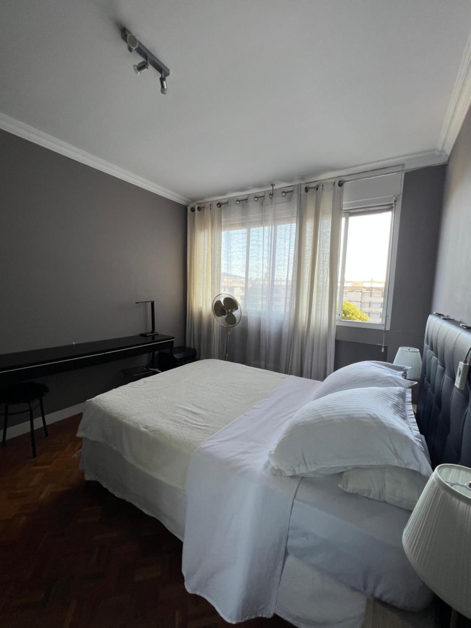Mountain View Penthouse: Beachside Luxury With Parking Marseille