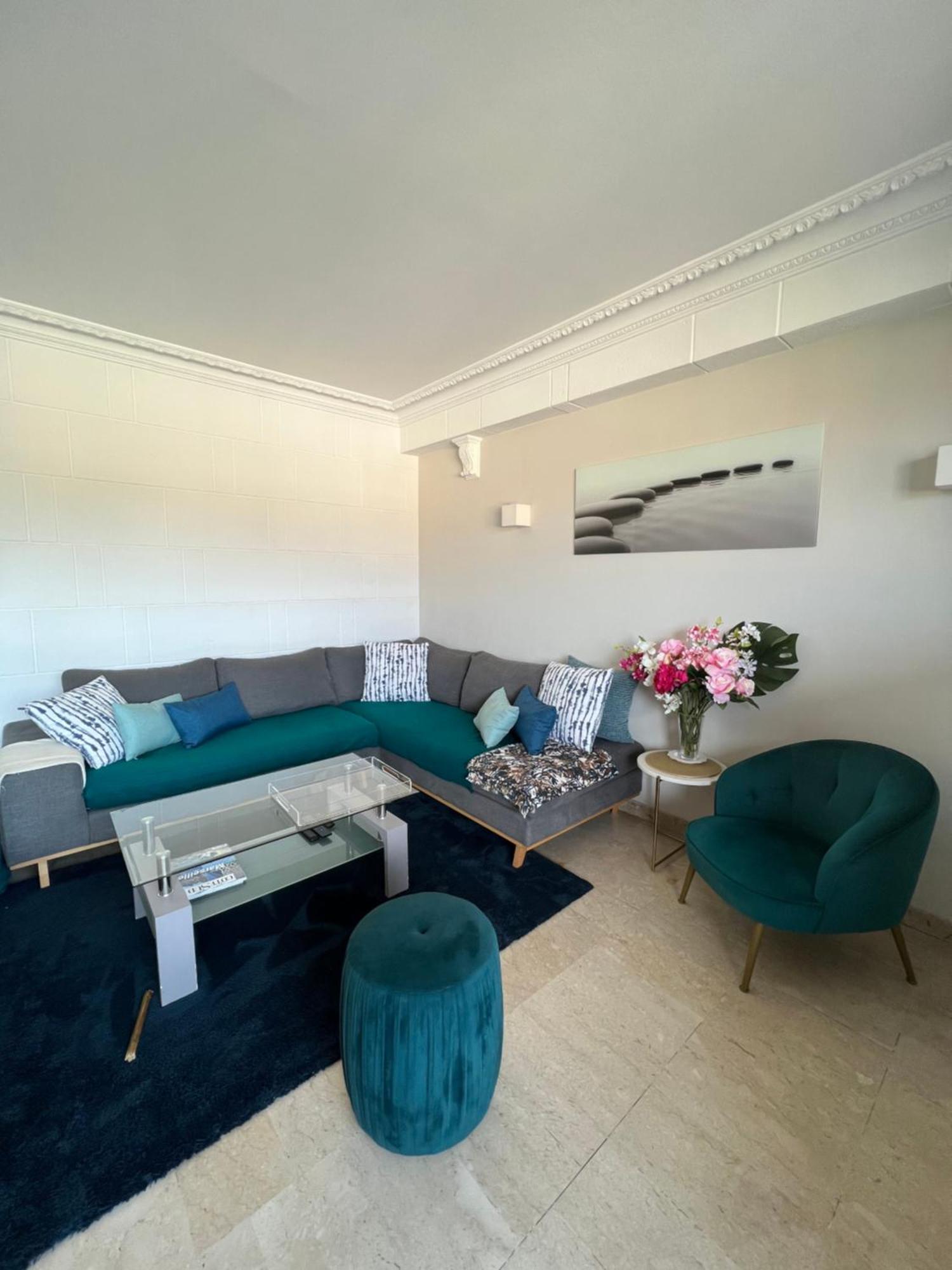 Mountain View Penthouse: Beachside Luxury With Parking * Marseille