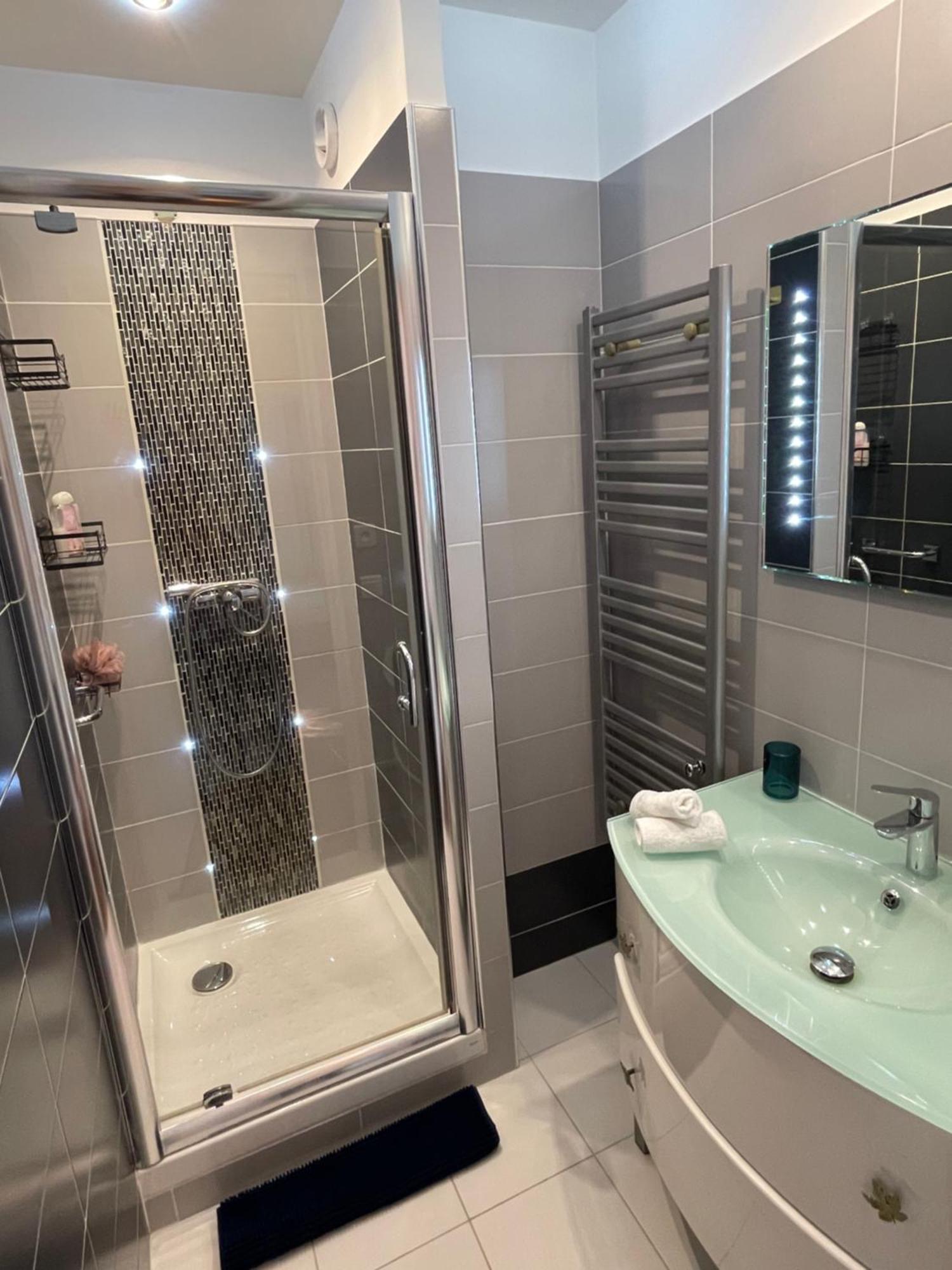 Apartment Mountain View Penthouse: Beachside Luxury With Parking Marseille