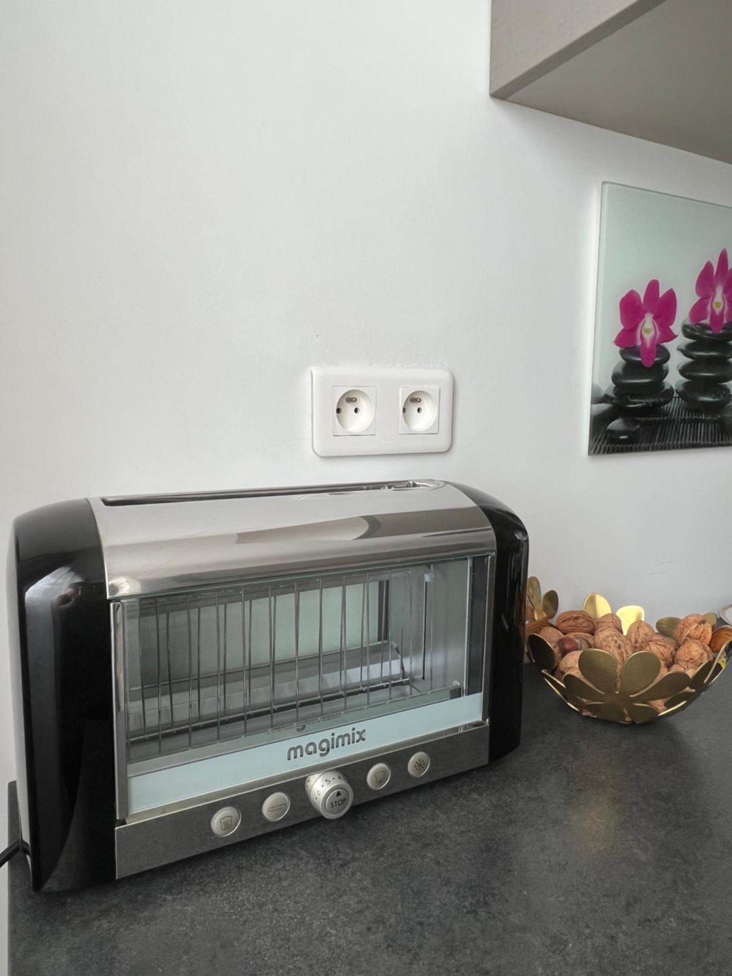Mountain View Penthouse: Beachside Luxury With Parking * Marseille