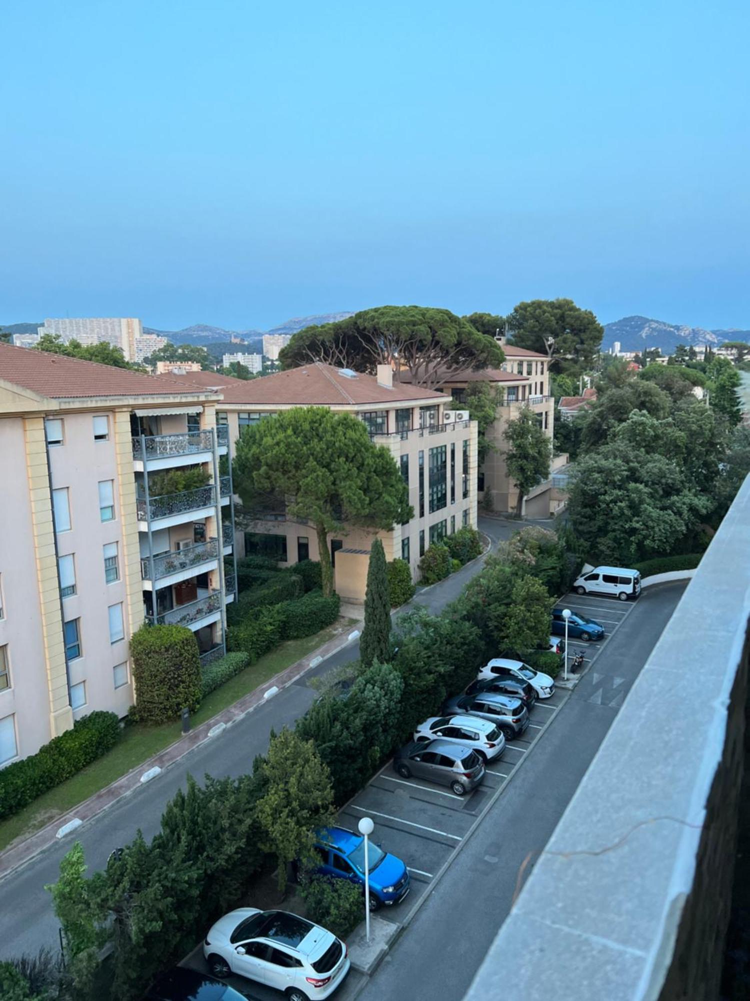 Apartment Mountain View Penthouse: Beachside Luxury With Parking *
