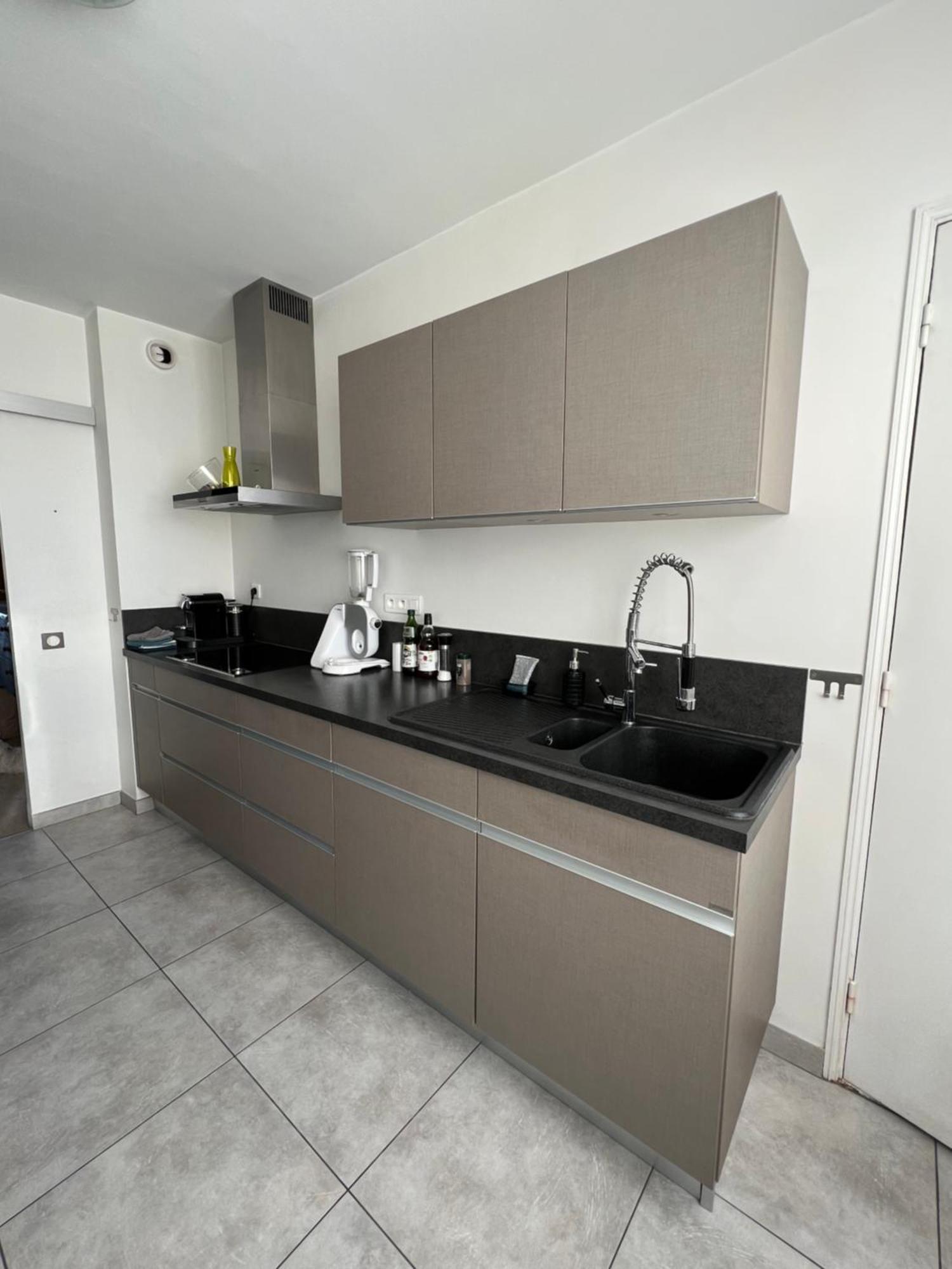 Mountain View Penthouse: Beachside Luxury With Parking Apartamento Marselha