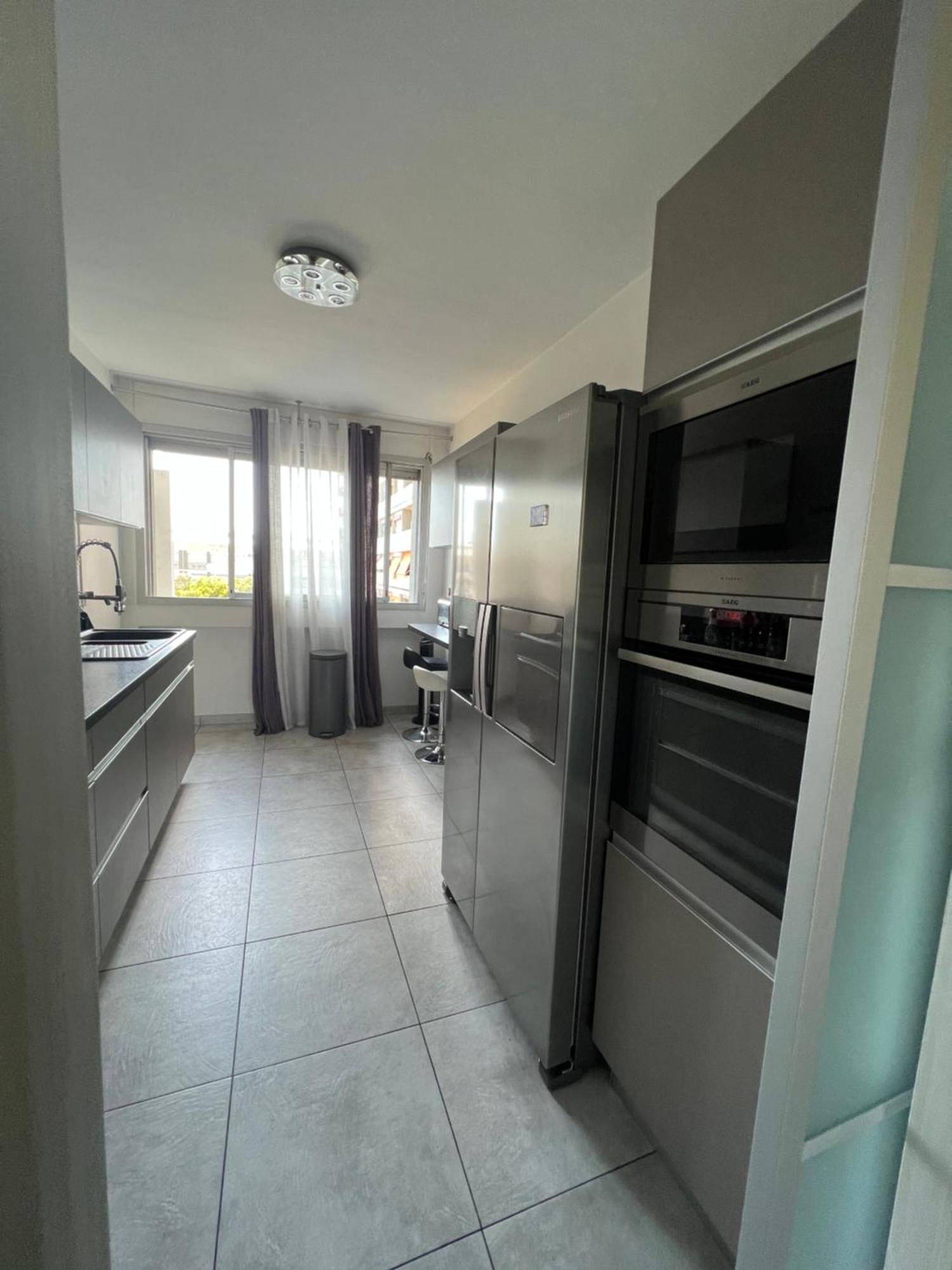 Mountain View Penthouse: Beachside Luxury With Parking Apartment *