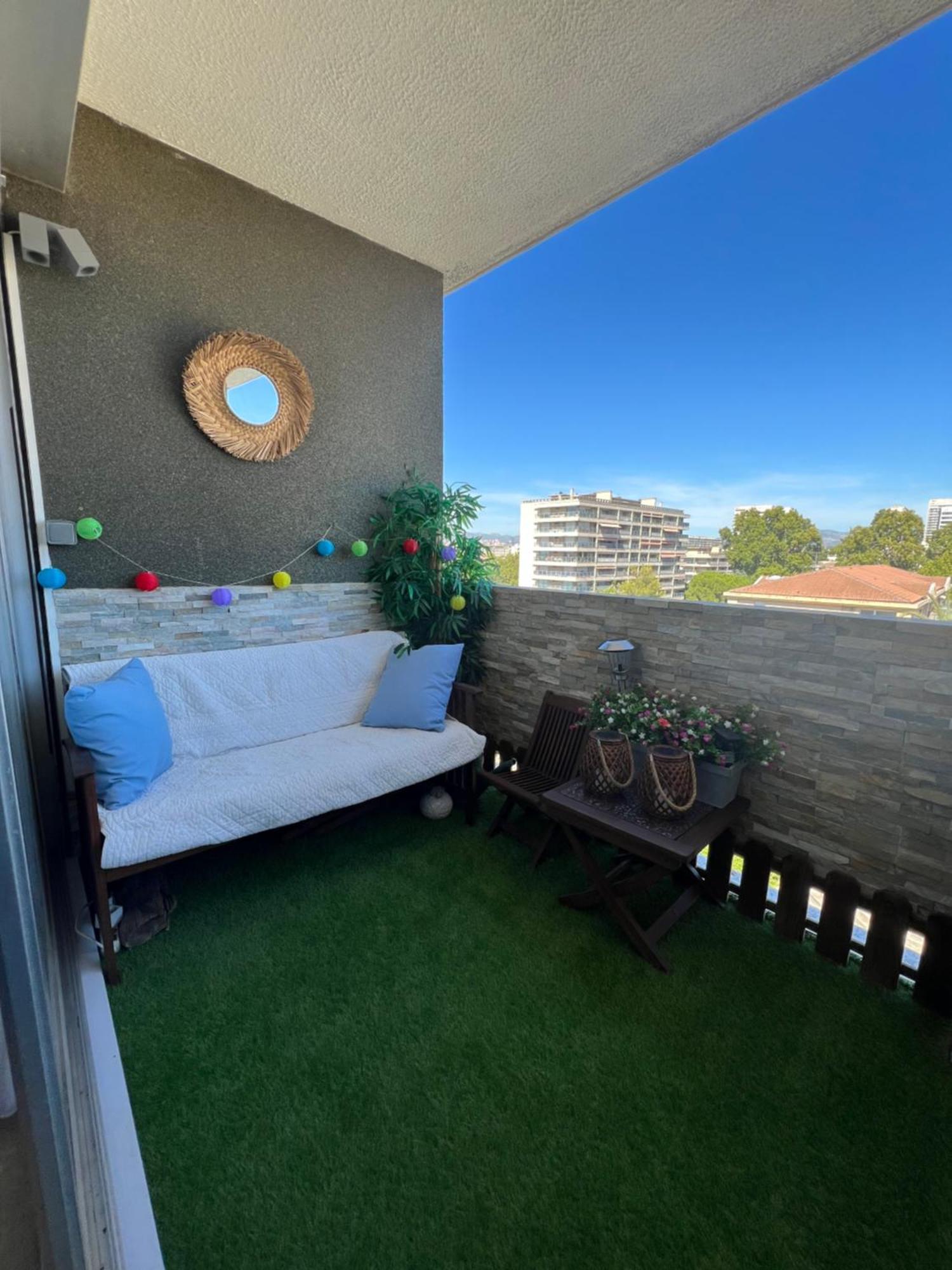 Mountain View Penthouse: Beachside Luxury With Parking Marseille