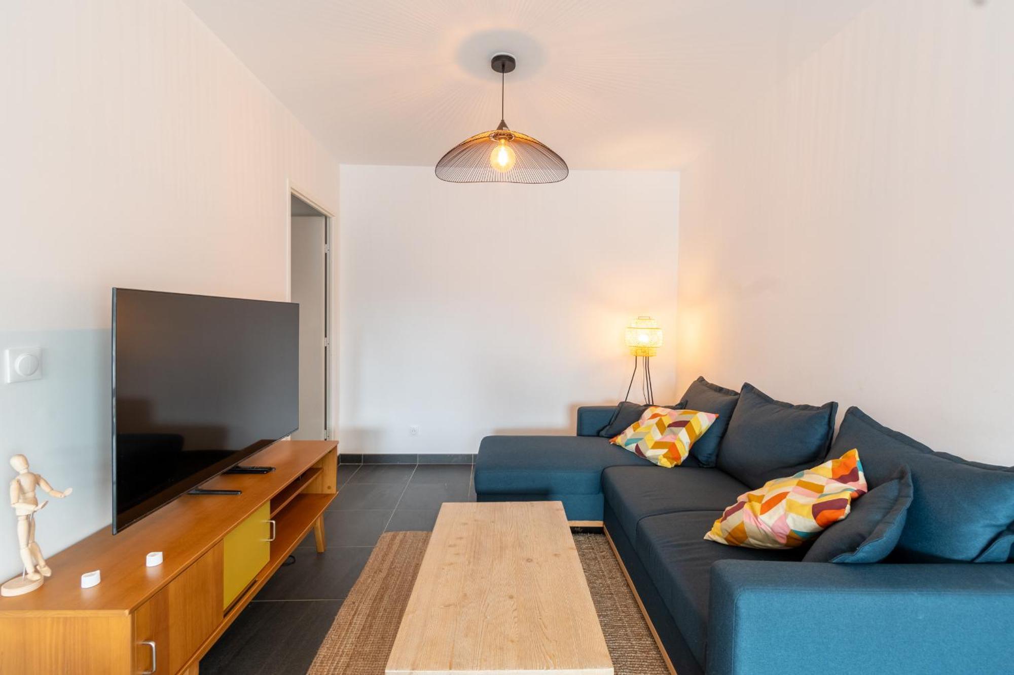 70 M2 Climatise Avec Balcon Et Parking Marsella