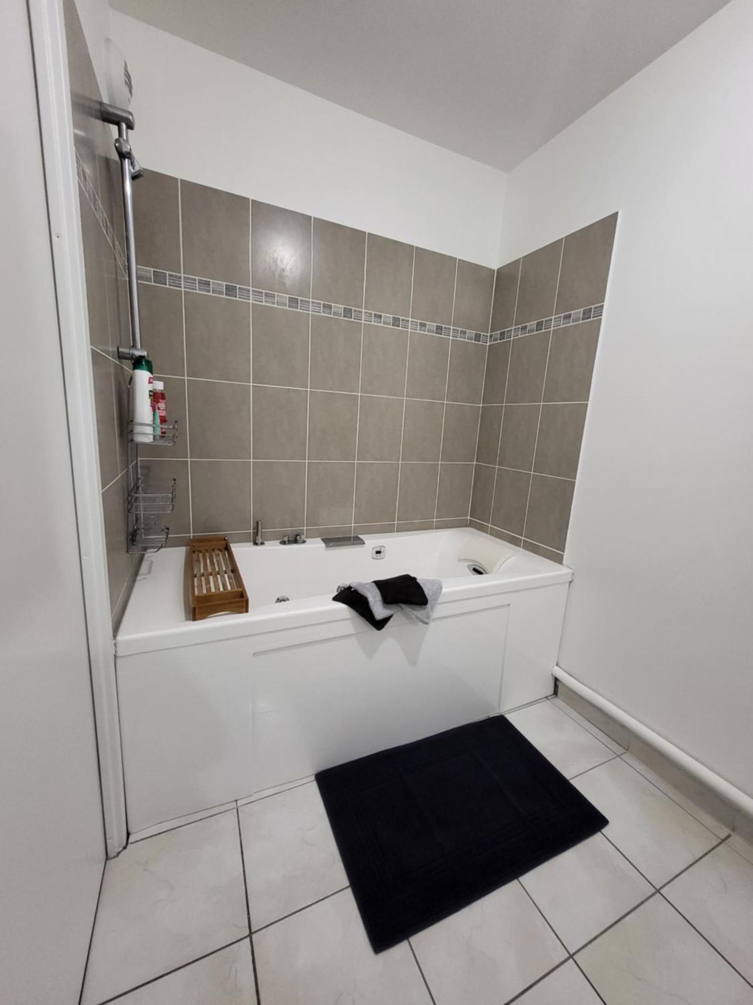 Apartamento T3 Spacieux Et Paisible Avec Deux Places Parking Proche Vieux Port