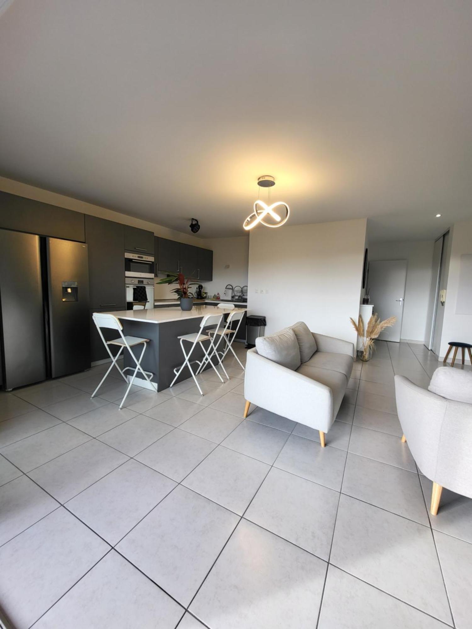 Apartamento T3 Spacieux Et Paisible Avec Deux Places Parking Proche Vieux Port