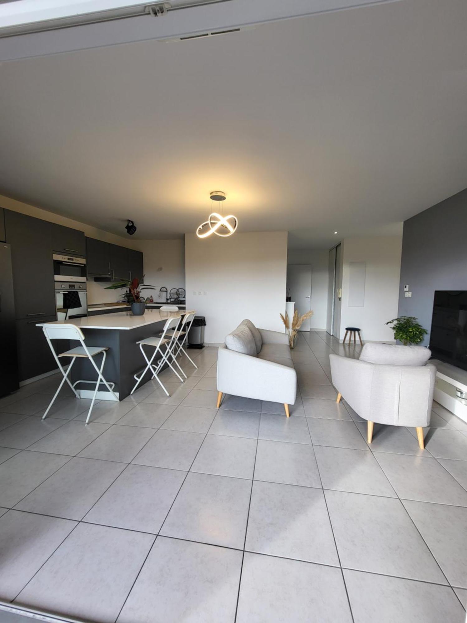 Apartamento T3 Spacieux Et Paisible Avec Deux Places Parking Proche Vieux Port *