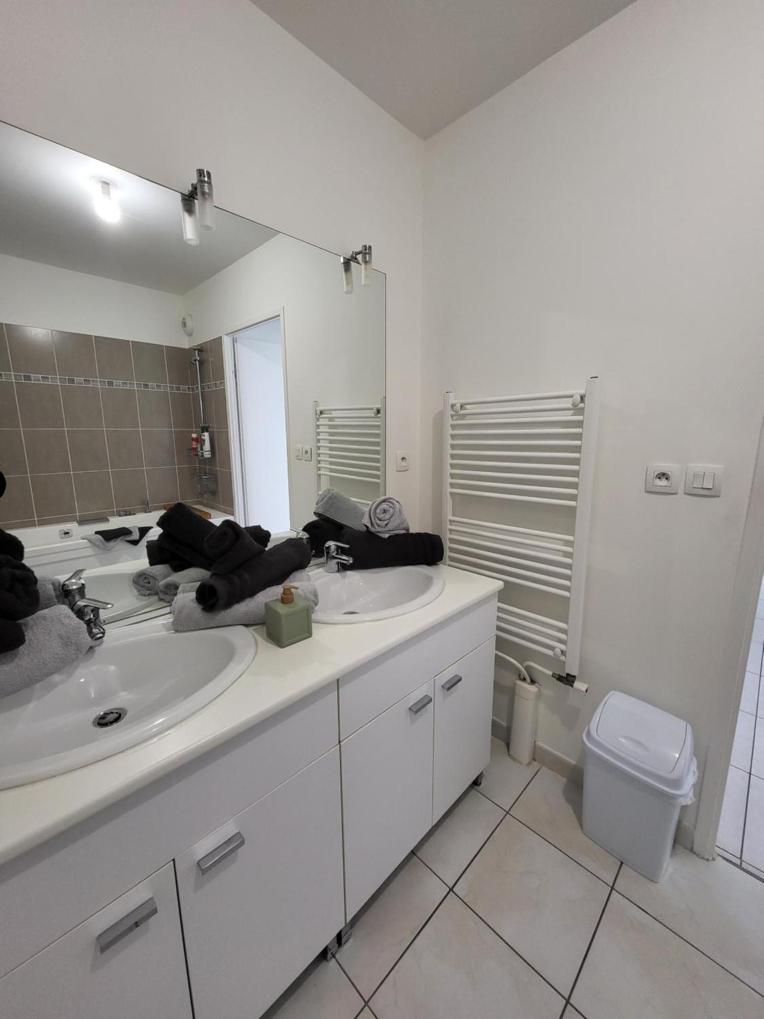 Apartamento T3 Spacieux Et Paisible Avec Deux Places Parking Proche Vieux Port *