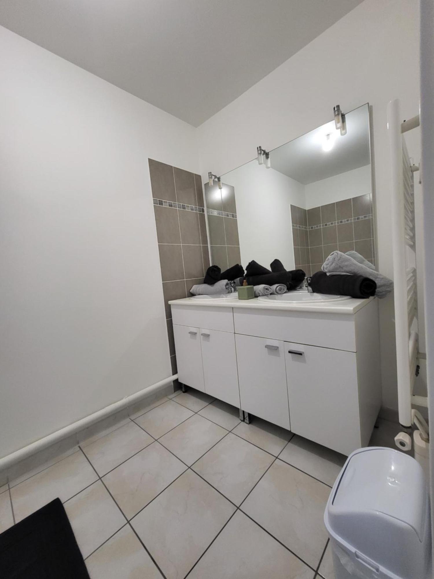 T3 Spacieux Et Paisible Avec Deux Places Parking Proche Vieux Port Apartamento *