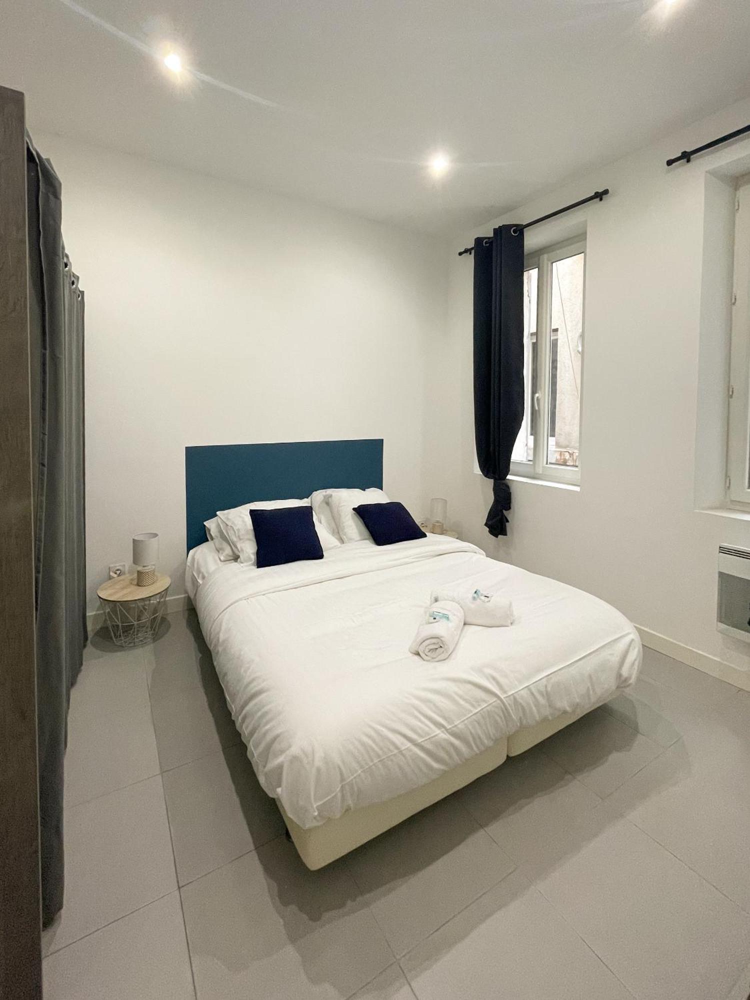 Le Bleu Eveche Climatisee Apartment *