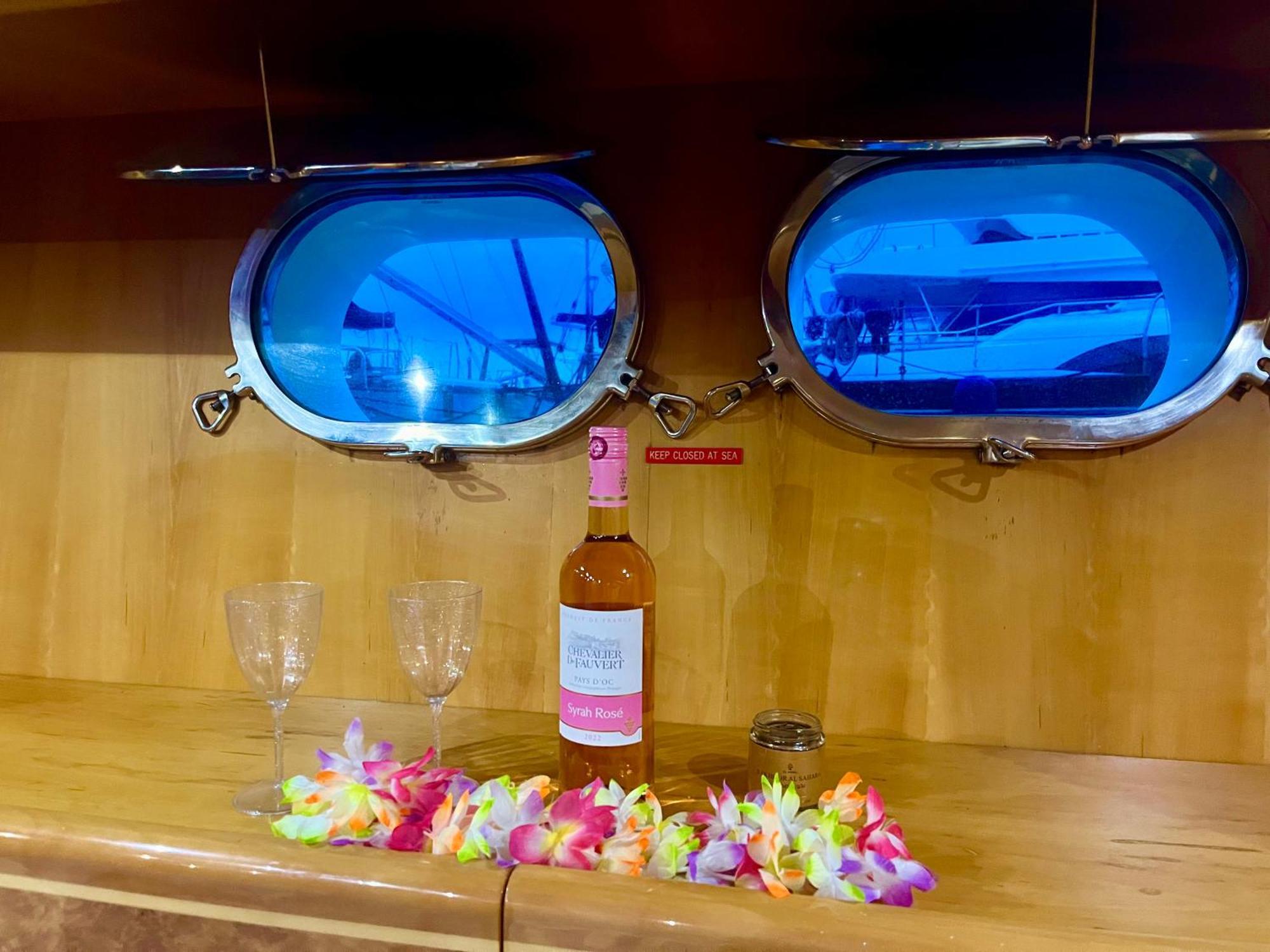 Bateau-hôtel Yacht *
