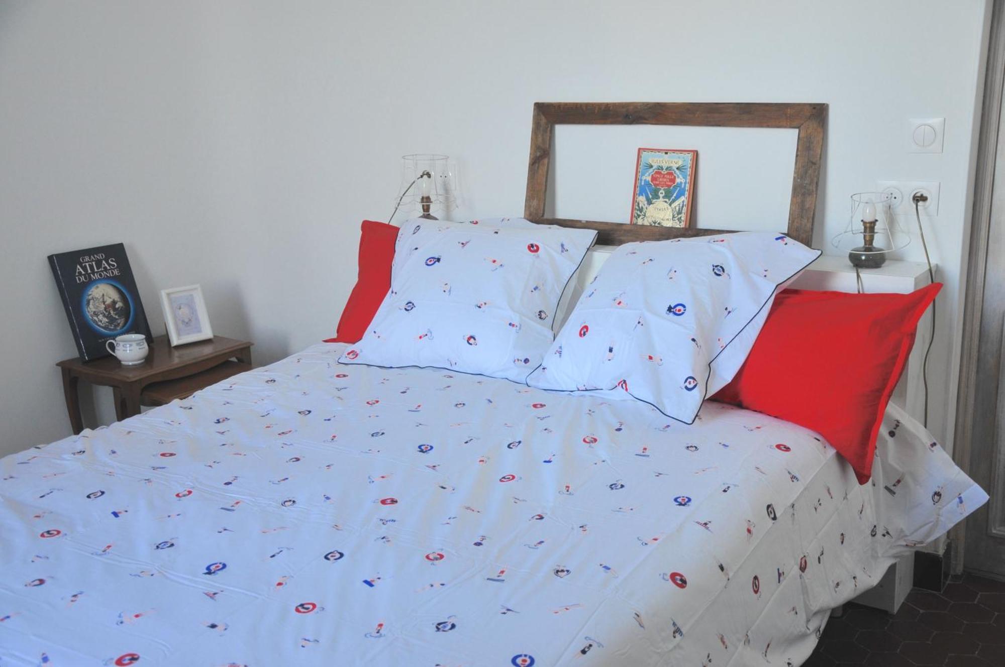 Maison Entiere Avec Un Grand Jardin A 15 Min Du Centre En Transports: Bienvenue A Qg ! *