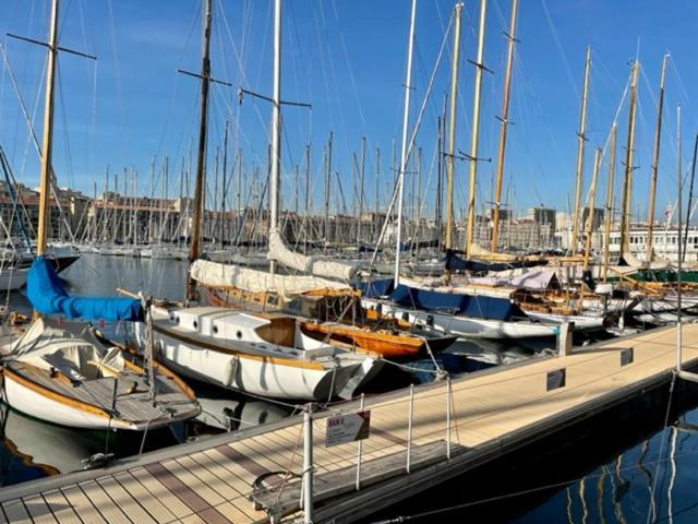 Vieux Port Proximite Panier Clim Cachet Marseilles