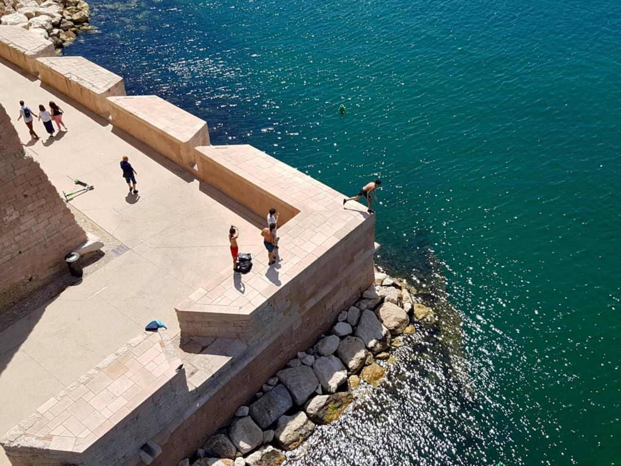 Vieux Port Proximite Panier Clim Cachet Marseilles
