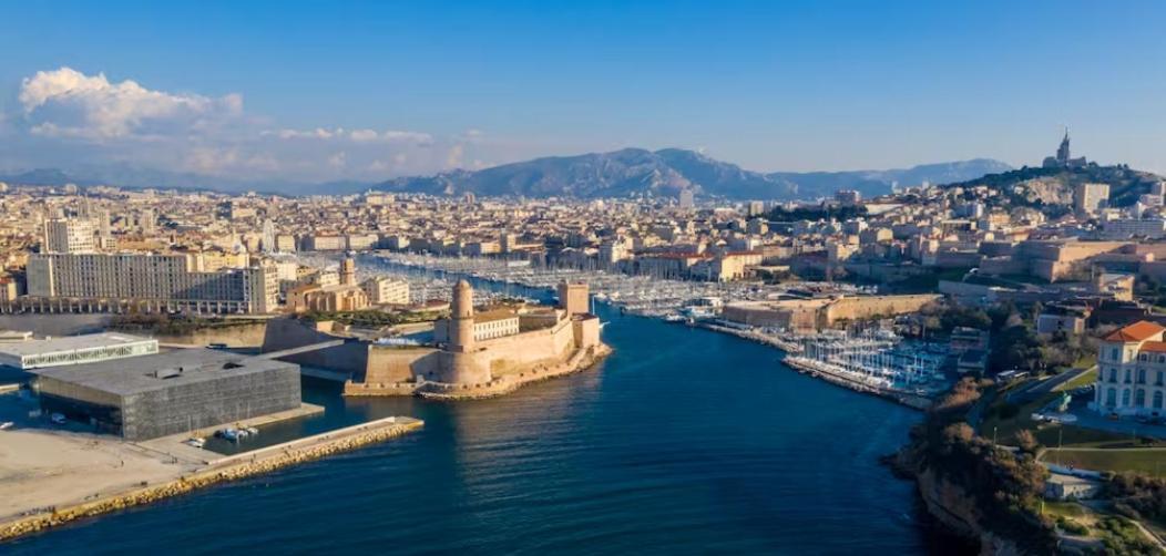 Vieux Port Proximite Panier Clim Cachet Marseilles