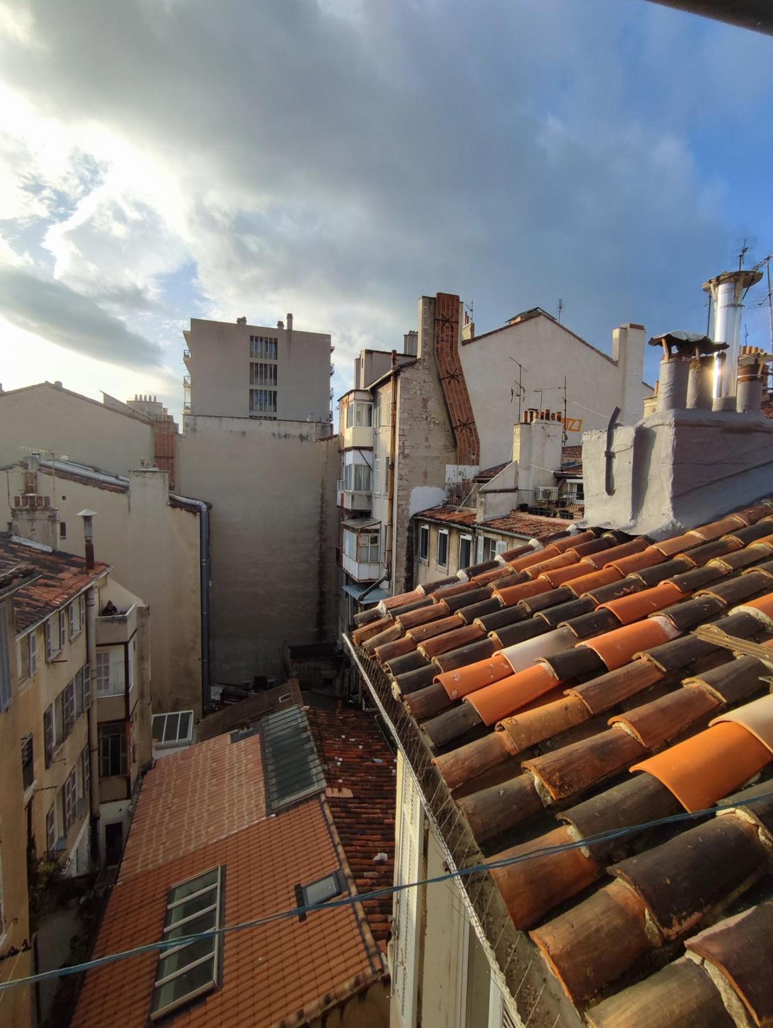 Sunny, Spacious And In Location! Apartamento Marselha