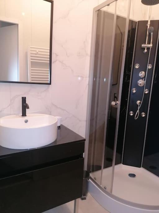 Apartment Grand 5 Avec Jacuzzi Exterieur Privee *