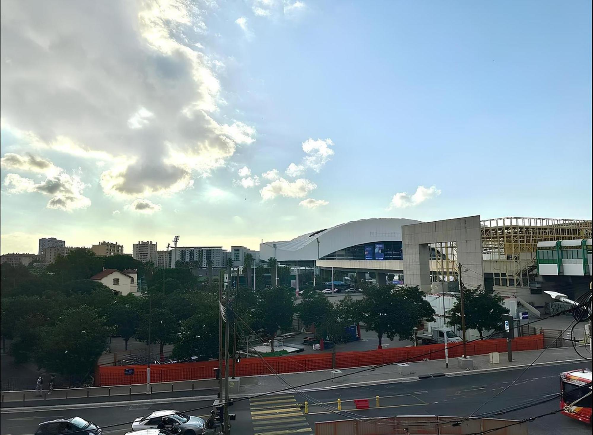 Magnifique En Face Du Stade Velodrome